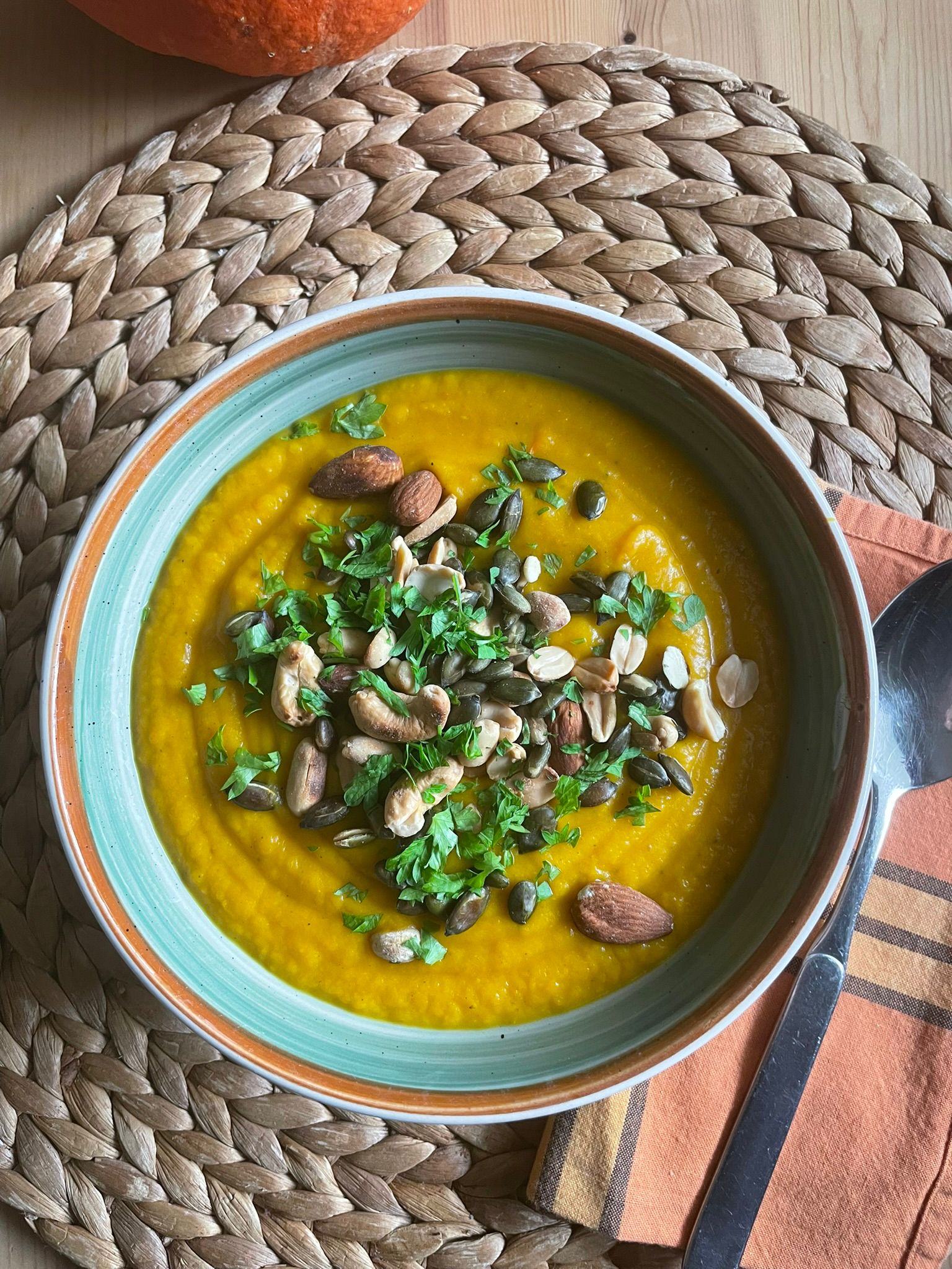 Herbstliche Kürbissuppe mit Kokos und Ingwer